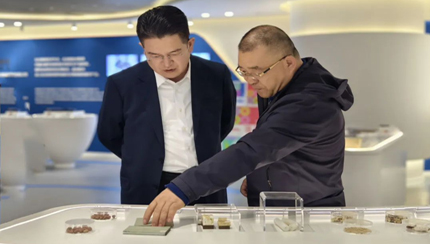 青島市嶗山區(qū)副區(qū)長靖紅樂調(diào)研青源峰達太赫茲科技