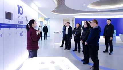 青島市發(fā)展改革委副主任王薇一行蒞臨青源峰達太赫茲科技調(diào)研指導