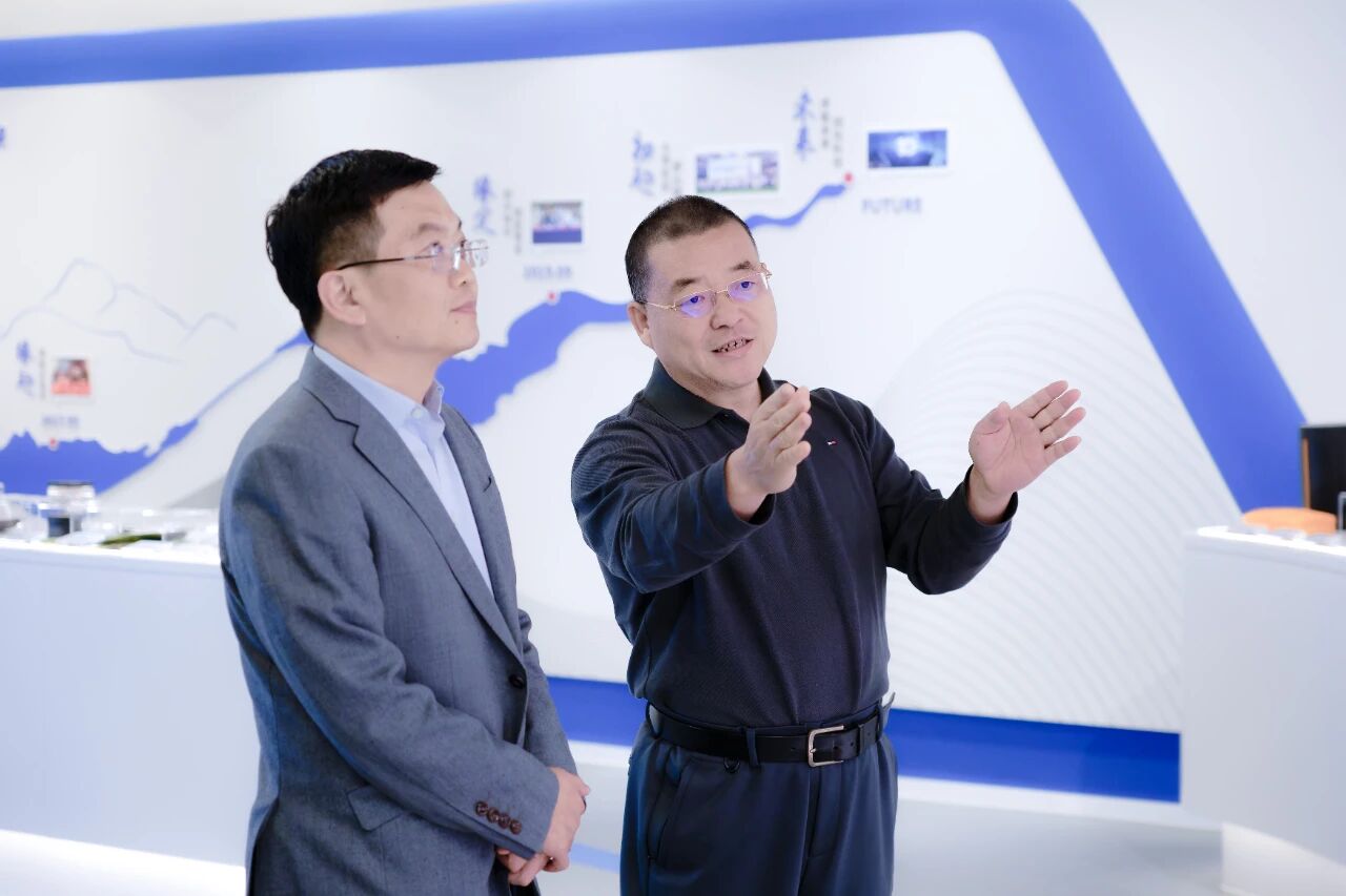 NEWS | 青島市發(fā)展改革委黨組書記、主任卞成一行蒞臨青源峰達(dá)太赫茲科技調(diào)研指導(dǎo)